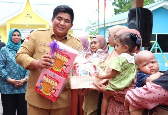 Bupati Bintan Roby Kurniawan saat turut memberikan dukungan sekaligus apresiasi atas Launching Gerakan Sayang Ibu dan Anak (Gesa Buana) yang disejalankan dengan Launching Posyandu Holistik Terintegrasi Layanan Primer di Bintan. 