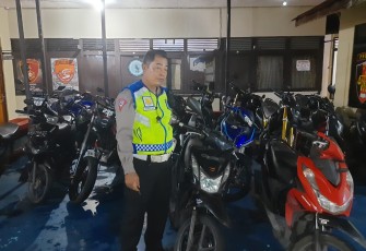 Petugas saat menunjukan 10 Unit Motor yang Berhasil diamankan 