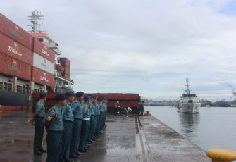 Komandan Pangkalan TNI Angkatan Laut (Lanal) Bengkulu Letkol Laut (P) Yudho Mewah Angkasa, M.Tr.Opsla beserta Prajurit menyambut kedatangan KRI Kurau -856 yang di komandani oleh Mayor Laut (P) Avriyudha Sambazi di Dermaga Pelindo ll Kota  Bengkulu, Senin (05/02/2024)