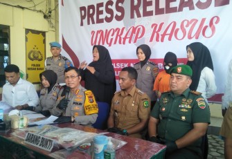 Kapolrestabes Medan Kombes Pol Dr  Teddy John Sahala Marbun SH MHum didampingi Kapolsek Medan Barat dan Kasi Humas Polrestabes Medan  Iptu Nizar Nasution kepada wartawan, Senin (22/1/2024).  