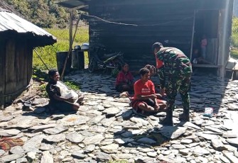 Koramil 1714-02/Ilu saat Gelar Baksos Bersama Masyarakat Kampung Yelekpelek