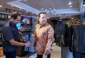 Bamsoet saat mengunjungi The Diplomat Tailor and Batik Gallery langganannya di Jakarta, Senin (4/3/24).