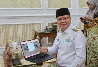 Gubernur Rohidin Mersyah melaksanakan Pengisian Laporan SPT Tahunan pada Rabu (21/2) di Balai Raya Semarak Bengkulu yang didampingi petugas Kantor Pelayanan Pajak (KPP) Pratama Bengkulu I