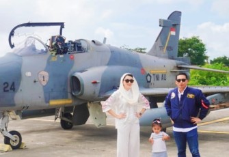  Wakil Bupati Bintan Ahdi Muqsith bersama Pj. Wali Kota Tanjungpinang mendampingi Gubernur Kepulauan Riau Ansar Ahmad yang ikut menyambut kedatangan tiga pesawat tempur Hawk 100/200 Skadron Udara 1 Lanud Supadio Pontianak di Bandara Raja Haji Fisabilillah (RHF), Jumat (16/02)