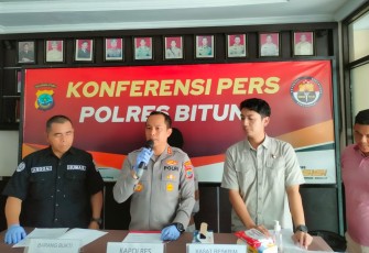 Kapolres Bitung, AKBP Albert Zai,S.I.K.,S.H di dampingi Kasat Reskrim Iptu Gede Indra Asti, S.I.K.,S.H dan Kasi Humas Iptu Abdul Natip Anggai saat memberikan keterangan dalam konferensi pers