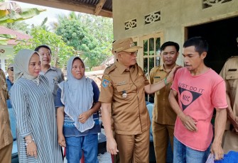 Bupati Gusnan Mulyadi Beri Bantuan Warga Korban Kebakaran di Desa Padang Nibung 