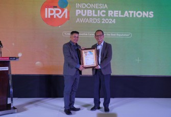 Bertempat di Le Méridien Jakarta, penghargaan diserahkan oleh CEO & Chief Editor Warta Ekonomi Muhamad Ihsan dan diterima oleh AVP Komunikasi Korporat Bank Jatim Bambang Supriadi pada Kamis malam (25/1).