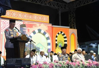 Kapolda Jawa Timur Irjen Pol. Drs. Imam Sugianto bersama rombongan pejabat utama Polda Jatim menghadiri Haul di Pondok Pesantren Nurut Taqwa ke 48 di Kecamatan Cermee Kabupaten Bondowoso, Jumat (08/03 2024)