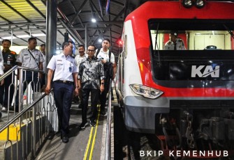 Menhub Budi Karya Sumadi meninjau kereta bandara YIA