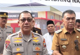 Kapolda Kepri yang akrab disapa Yan Fitri saat diwawancarai oleh para wartawan setelah meresmikan sejumlah prasarana penunjang kegiatan Polres Natuna yang dilaksanakan di Halaman Kantor Polres Natuna. Selasa (2/7/2024) sore.