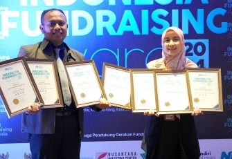 Ketujuh penghargaan saat diterima langsung oleh Direktur Utama Laznas PPPA Daarul Qur’an Dwi Kartika Ningsih dan M. Nur Fauzan.