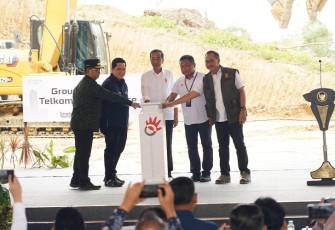 Presiden RI Joko Widodo (tengah) bersama dengan Kepala Otorita IKN Bambang Susantono (kanan), Menteri BUMN Erick Thohir (kedua kiri), PJ Gubernur Kalimantan Timur Akmal Malik (kiri), dan Direktur Utama Telkom Ririek Adriansyah (kedua kanan), saat acara Groundbreaking Telkom Smart Office di Kawasan Ibu Kota Nusantara (IKN), Penajam Paser Utara, Kalimantan Timur, Jumat (1/3/2024).