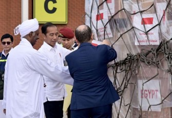 Presiden Joko Widodo saat melepas pengiriman bantuan kemanusiaan untuk Palestina dan Sudan di lanud Halim Perdanakusuma, Jakarta, Rabu (3/4)