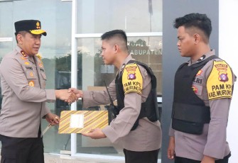 Kapolda memberikan dukungan motivasi bagi personel pengamanan di Kantor KPU Mura. 