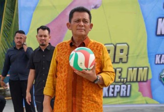Gubernur Ansar Ahmad saat Buka Kejuaraan Bola Voli Putri U-23 di Karimun