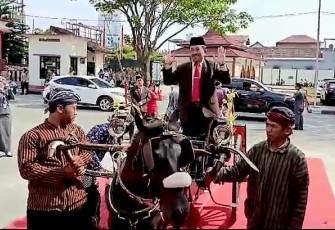 Mujib Naik Delman Menuju Lokasi Pelantikan Anggota DPRD Kabupaten Blitar Periode 2024-2029