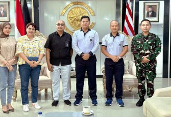 Pangkoarmada III, Laksamana Muda TNI Hersan, S.H., M.Si., M.Tr.Opsla., selepas melaksanakan olahraga langsung menerima kunjungan silaturahmi dari Pimpinan Cabang BNI Sorong, Roby Hans Yawan SE, MH dan staff di Pasific Room Mako Koarmada III, Katapop Kabupaten Sorong Papua Barat, Jum'at (19/01/2024).