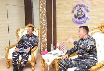 Komandan Kodiklatal (Dankodiklatal) Letjen TNI Marinir Nur Alamsyah pada saat acara pembukaan Warrior Toughness Course Tahun 2024 yang diikuti 100 Personel TNI Angkatan Laut dari Wilayah Surabaya, bertempat di Gedung Sudomo JOPR Kodiklatal, Bumimoro Surabaya.  Jumat (19/01/2024).
