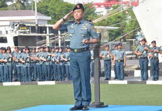 Panglima Komando Lintas Laut Militer Laksda TNI Hudiarto Krisno Utomo, PSC(J) M.A., M.M.S., CHRMP di lapangan Apel Mako Kolinlamil, Tanjung Priok, Jakarta, Rabu (17/1)
