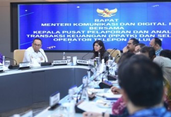 Menkomdigi Meutya Hafid saat rakor bersama PPATK dan Operator Telekomunikasi Seluler di Jakarta, Selasa (3/12)
