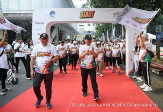 Dirjen PPI Wayan Toni Supriyanto bersama Irjen Arief Tri Hardiyanto mengawali Fun Walk 2024 dari Lapangan Anantakupa Kementerian Kominfo, Minggu (01/09/2024).