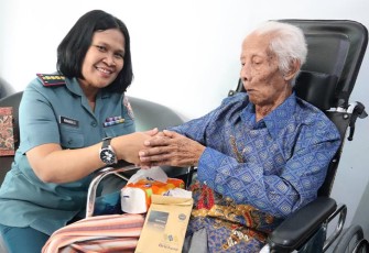 Danlanal Kolonel Laut (KH/W) Rinanda Sintasari., S. Sos., M. Tr. A.P., saat serahkan santunan dari Kasal Lalsamana TNI Dr. Muhammad Ali kepada mantan pengawak KRI Macan Tutul Pelda (Purn) Soeparman di kediaman Jln. Hamid Rusdi II B No. 141 Kota Malang. (11/01/2024) 