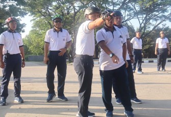 Danlantamal V saat Tinjau Pelaksanaan Jumat Bersih di DBAL 