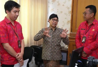Mendes PDTT, Abdul Halim Iskandar yang akrab disapa Gus Halim ini dalam kunjungannya ke Desa Tegal Harum, Kecamatan Denpasar Barat, Denpasar, Bali, Jumat (26/1/2024).