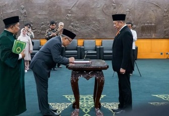 Ketua MPR RI Bamsoet dalam pelantikan Anggota MPR RI Pengganti Antar Waktu Hafidh Asrom dari Kelompok DPD RI, di Gedung Parlemen Jakarta, Rabu (17/1/24).