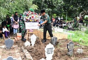 Prosesi pemakaman Almarhum Serka Indra Mora Harahap, Senin (15/01/2024).