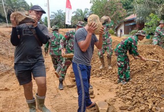 Satgas TMMD dan Masyarakat Desa Lubuk Talang Antusias dan Bersemangat Mengerjakan Peningkatan dan Pengoralan Jalan