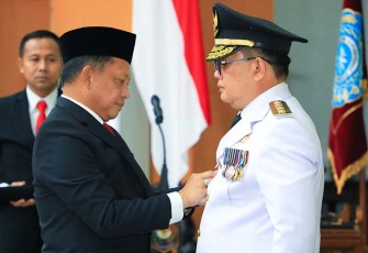 Mendagri Tito Karnavian saat melantik Adhy Karyono sebagai Penjabat (Pj) Gubernur Jawa Timur berlangsung di Kantor Kementerian Dalam Negeri RI, Jum’at( 16/2/2024 ).