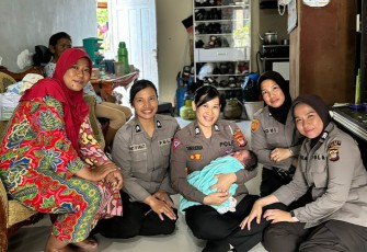 Brigadir D Susilowati (kiri) seusai melahirkan buah hatinya.