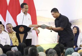 Presiden Republik Indonesia (RI), Joko Widodo saat Serahkan Sertipikat Tanah di Kabupaten Bandung