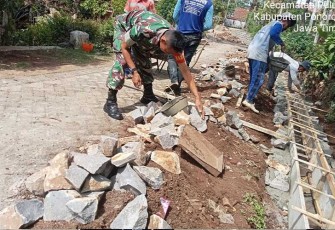 Kodim 0802/Ponorogo saat ikut kerja bakti bersama warga Dukuh Mojo, Desa Singgahan, Kecamatan Pulung, Kabupaten Ponorogo, Minggu (11/02/2024).