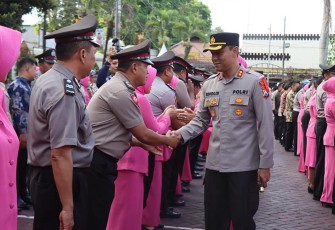 Kapolres Malang saat berikan selamat kepada personel yang naik pangkat