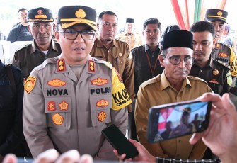Bupati bersama Kapolres Aceh Timur saat diwawancarai awak media