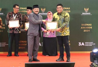 Bupati Roby Dianugerahi Penghargaan BAZNAS Awards 2024