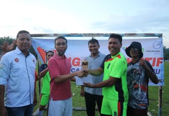 Penyerahan Trofi dan uang pembinaan