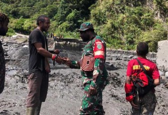 Babinsa Posramil Tingginambut saat berada dilokasi jembatan putus akibat curah hujan yang tinggi bertempat di Kp. Lumbuk Distrik Tingginambut, Kabupaten Puncak Jaya, Jumat (2/2/2024).