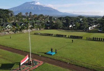 Upacara Bendera di Satuan Yonkes 2/Yudha Bhakti Husada