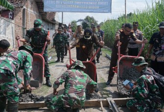 Prajurit Kodim 0727/Karanganyar memulai pengecoran jalan penghubung antara Desa Kalijirak dan Desa Gaum, Kecamatan Tasikmadu dalam kegiatan TMMD Sengkuyung Tahap I Tahun 2024, Selasa (20/2/2024).