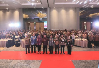 Foto Bersama usai acara Rakortekrenbang Tahun 2024 yang berlangsung secara hybrid dari Vasa Hotel Surabaya, Jawa Timur, Senin (26/2/2024)