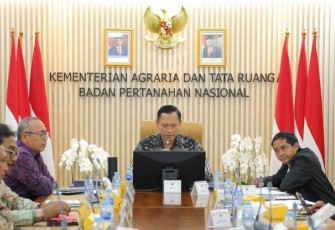 Menteri ATR/Kepala BPN Agus Harimurti Yudhoyono (AHY) saat memimpin rapat bersama Wakil Menteri ATR/Wakil Kepala BPN, Raja Juli Antoni pada Senin (26/02/2024).