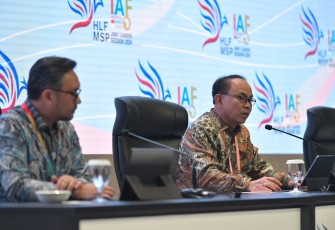 Menteri Komunikasi dan Informatika Budi Arie Setiadi (kanan) didampingi Dirjen Informasi dan Komunikasi Publik Prabunindya Revta Revolusi saat konferensi pers di Media Center High-Level Forum on Multi-Stakeholder Partnerships (HLF MSP) dan Indonesia-Africa Forum (IAF) ke-2 di Nusa Dua Bali, Minggu (1/9/2024). (Foto: Amiri Yandi/InfoPublik)