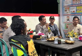 Kapolres Sekadau AKBP Dr. I Nyoman Sudama, S.I.K., M.Si, mengunjungi Pos Satkamling, kali ini pada Sabtu (27/1/2024) malam