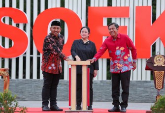 Ketua DPR RI Puan Maharani saat Resmikan Taman Pemuda Soekarno Ngawi, Jumat (19/1/2024).
