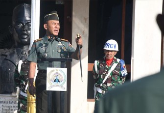 Danrem 081/DSJ Kolonel Inf H. Sugiyono kepada anggotanya saat upacara bendera di Halaman Makorem, Jl. Pahlawan No. 50 Kota Madiun, Senin (8/1/2024).