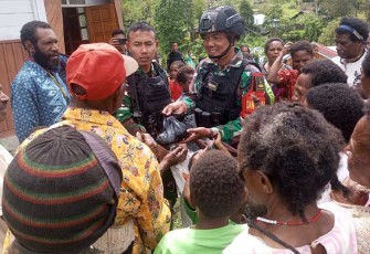 Satgas Yonif 310/KK saat Bagikan Paket Sembako Usai Ibadah Bersama di Kampung Abmisibil, Distrik Okbibab, Kabupaten Pegunungam Bintang, Minggu (11/2/2024).