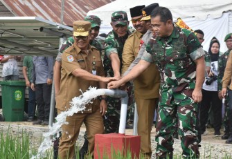 Kasad saat meresmikan pembangunan sumur bor program TNI AD yang ada di desa Sumber Sari kecamatan Loa Kulu kabupaten Kutai Kartanegara (Kukar), Selasa (20/02/2024).